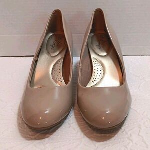 Dexflex Comfort Nude Beige Patent Leather Look Sz 9.5 Cushioned 30in Heel